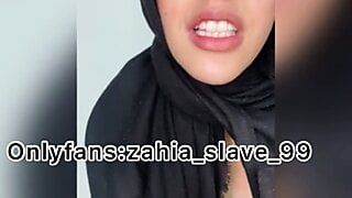 Arab masturbuje się w uległości