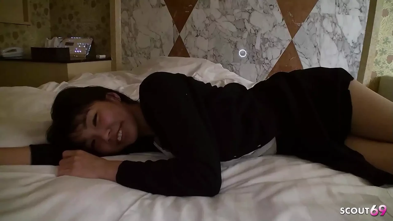 娇小的日本继妹在度假期间被骗进入禁忌中出性爱