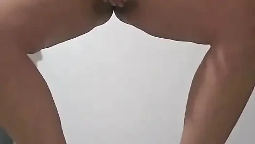 Сиськи играют одни дома