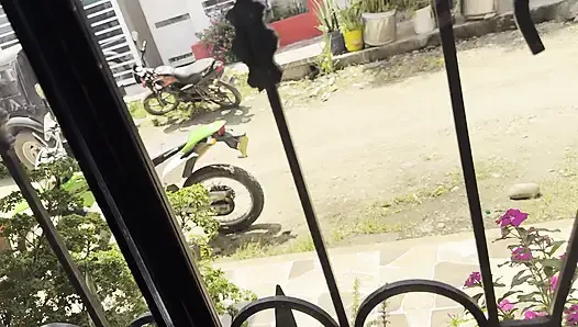 Kolumbianische stiefschwester wollte, dass ich sie neben dem fenster ficke, damit die nachbarn sie REDPO angucken würden