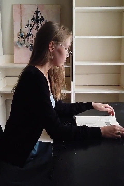 Setiausaha blonde seksi Luise dengan video belahan yang menonjob