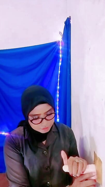 戴头巾的女教师检查并惩罚学生的鸡巴