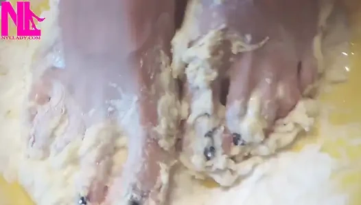 Делаем тесто для пасты с моими босыми ступнями