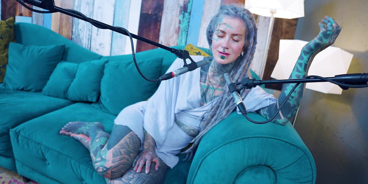 Ik praat over O - Overwin - ASMR podcast SFW praat gothic mager meisje dreadlocks tattoo-model geïnkt meisje