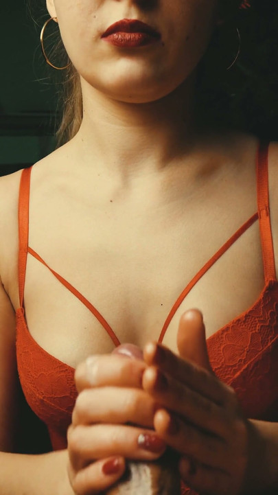 Karım dışarıda alışverişteyken, karımın arkadaşı bana Yeni Yıl hediyesi veriyor ve dölümü tadıyor. YourHottKiss 4K VIDEO | Klip 1