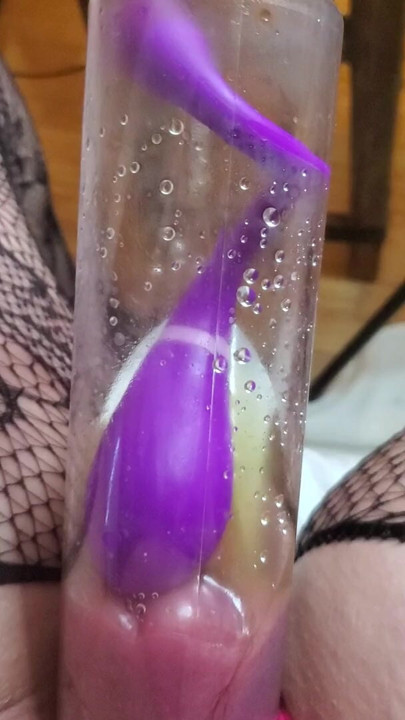 Yakın yukarı fışkırtma titreşen içinde the penis pompa metres gina