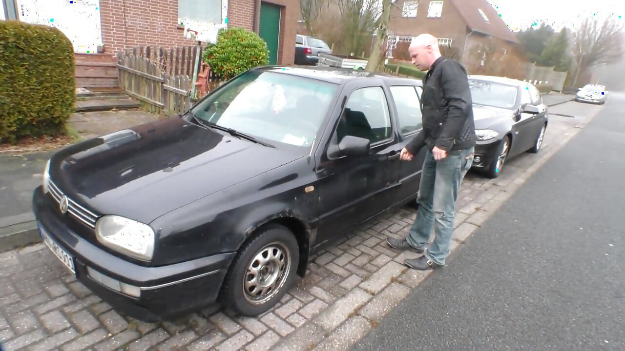 Μελαχρινή με καμπύλες, τατουάζ και τρυπήματα τρώει χύσια στο στόμα αφού ο φαλακρός τύπος της βίδωσε το μουνί της