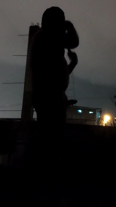 Nervenkitzel-moment von "Erfrischender erotischer dusche mit hinterblitz"