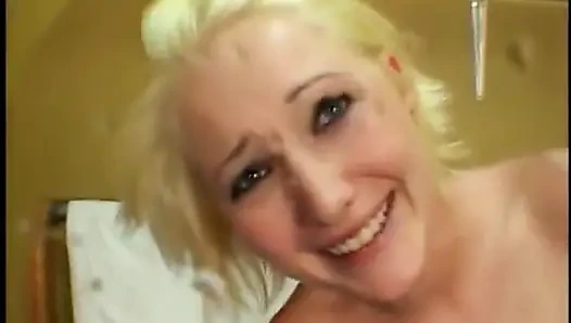 Junge hure strippt, bevor sie tiefe penetration und gesichtsbesamung im wohnzimmer nimmt