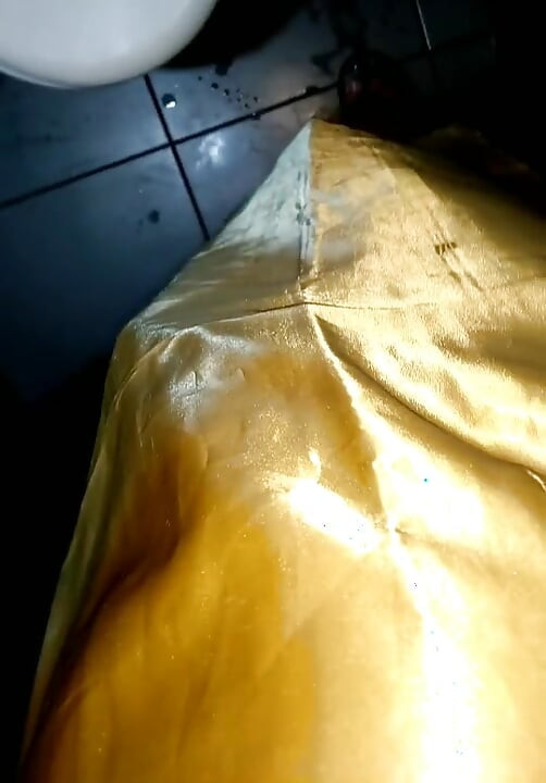 Amarillo satén longdress masturbación