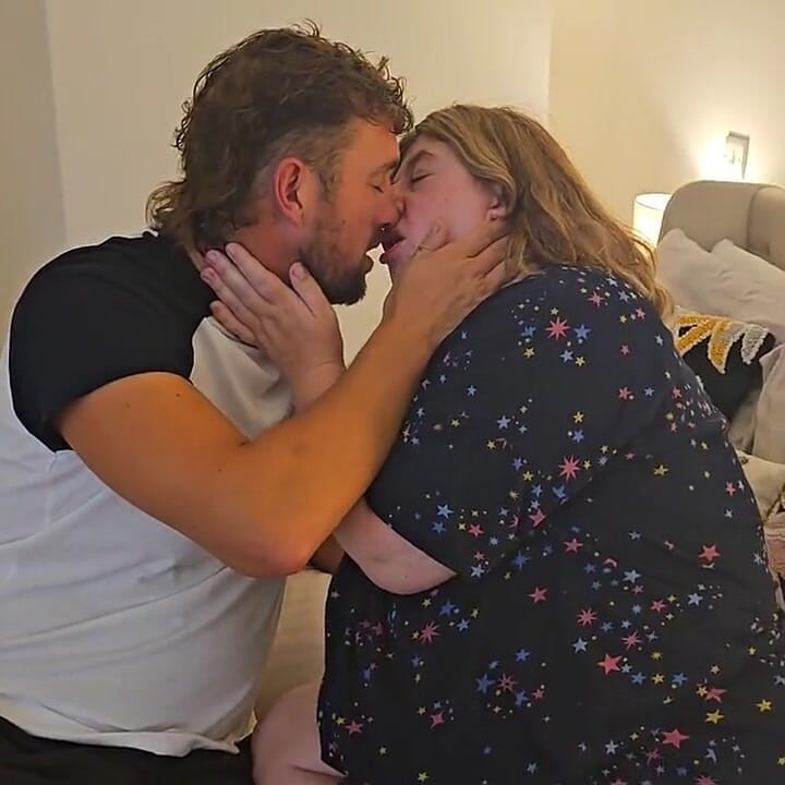 Meus vizinhos mais velhos pela primeira vez com um homem! Ela perde a virgindade