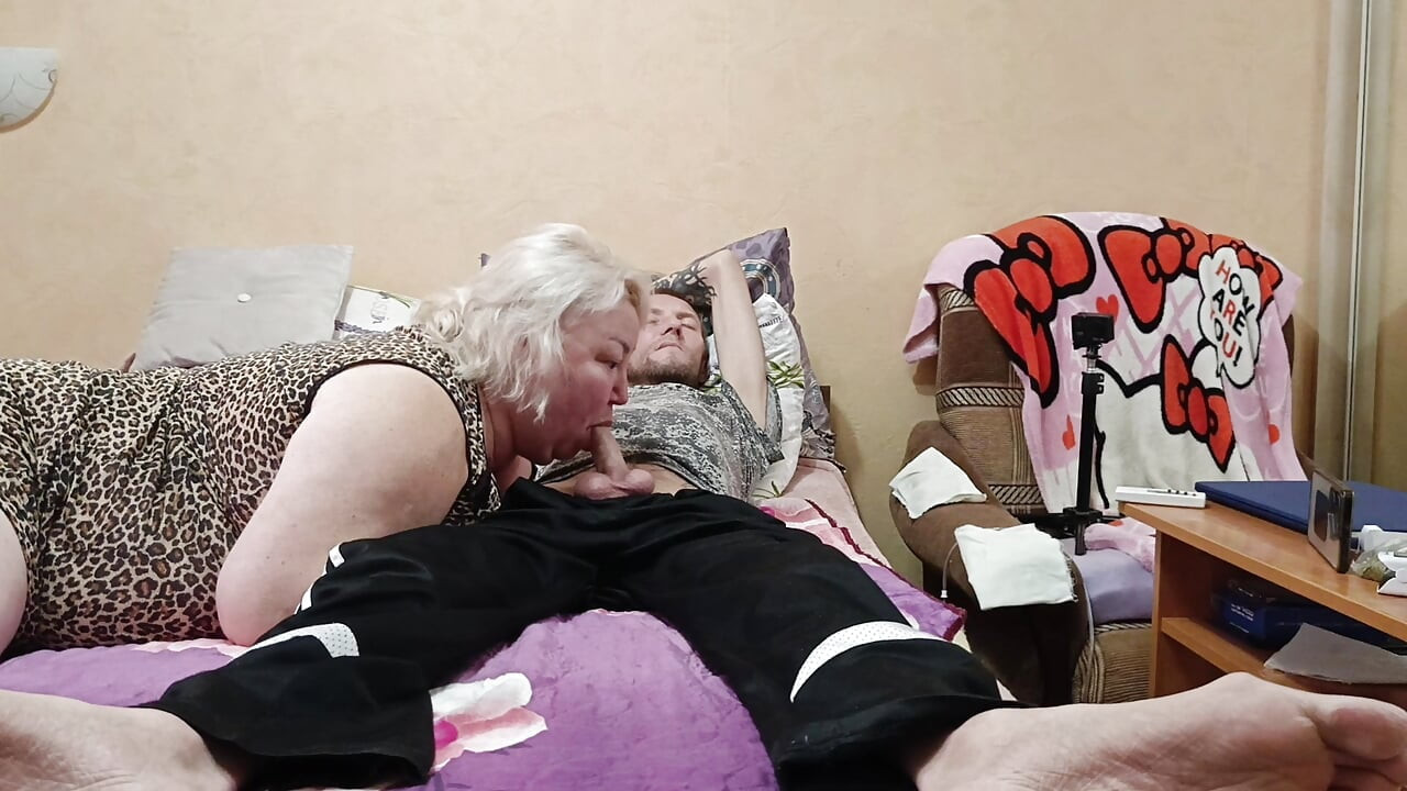 Neočekivano duboko pušenje od maćehe sa spermom u usta i gutanjem