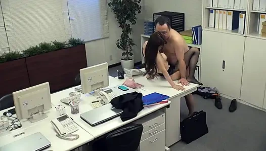 Nefret ediyormuş gibi yaptığım adamla fazla mesai