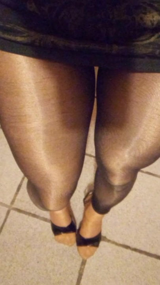 Meine sexy Beine in Strumpfhosen und High Heels