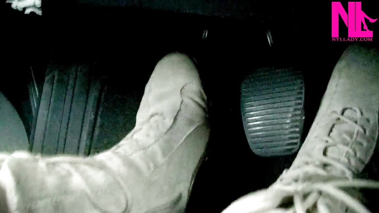 Süet yumuşak düz çizmeler içinde sürüş ve pedal pompalama