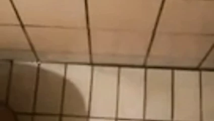 Bulgar handjob ile bir çok arasında boşalmak at the banyo