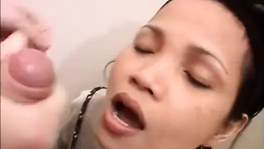 Pelacur kulit hitam nyepong kontol pria kulit putih