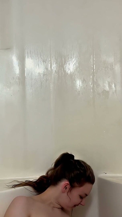 이런! 너무 세게 오르가즘을 느껴서 샤워실에서 쓰러졌어, 그래서 다시 일어나서 또 사정했어... | 클립 2
