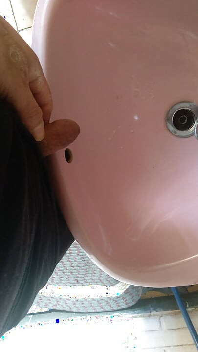 अद्भुत समलैंगिक आदमी उत्साह से पेशाब कर रहा है