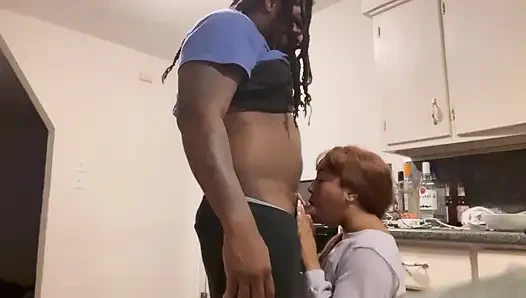 Açık tenli kız komşu adamla sikişiyor ama kız arkadaşı sikişirken aldattığını bilmiyor