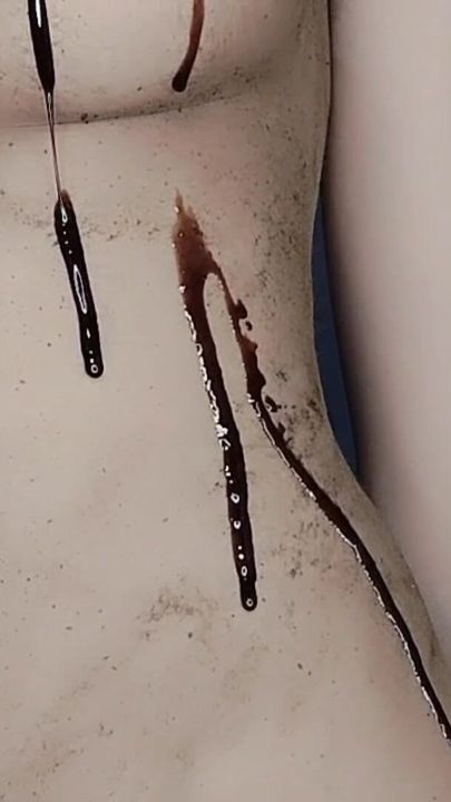 Promozione sexy di bambolina di cioccolato completamente nuda