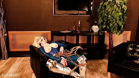 Dari belakang panggung dari proses seks bdsm tali bondage, shibari masturbasi dengan lateks