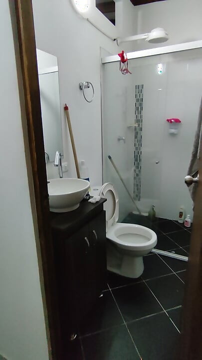 Bela morena toma banho depois de ter sua buceta cheia de leite