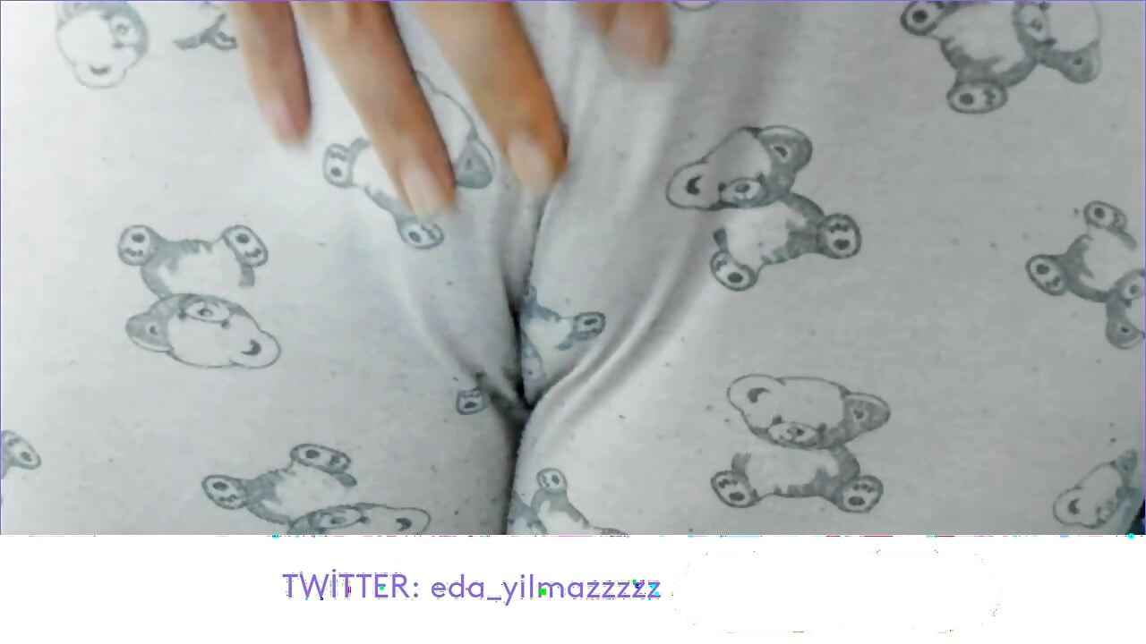 CAMELTOE- MASTURBATION IN PAJAMAS- PUFFED PUSSY- TURKISH PORN