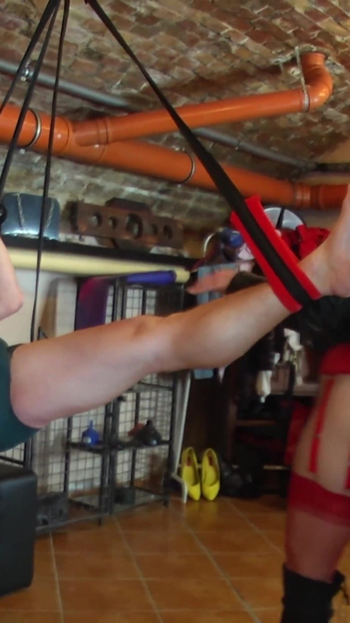 Het MILF med massive meloner kiler sin mannlige slave