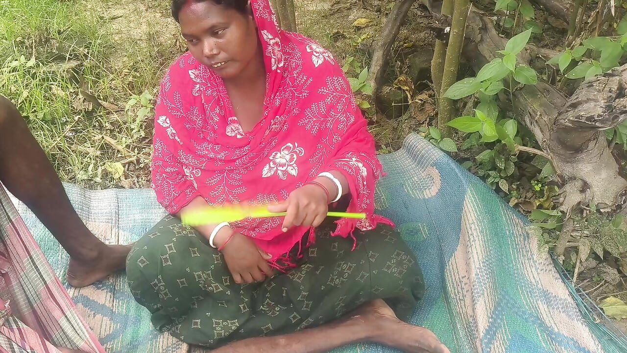Indian pados ki bhabhi ko jungle mein chudai ki