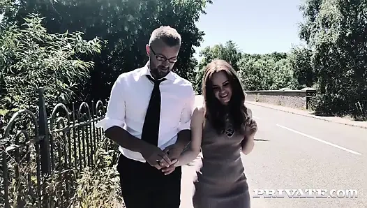 Sexy rothaarige Ella Hughes gesteht ihrem ehemann ihre sexuellen begegnungen