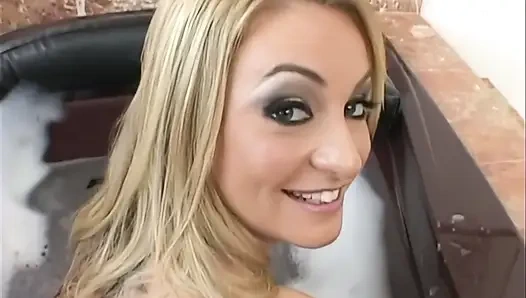 Aline: Berbusa, Payudara Besar Dan Seks Anal Keras