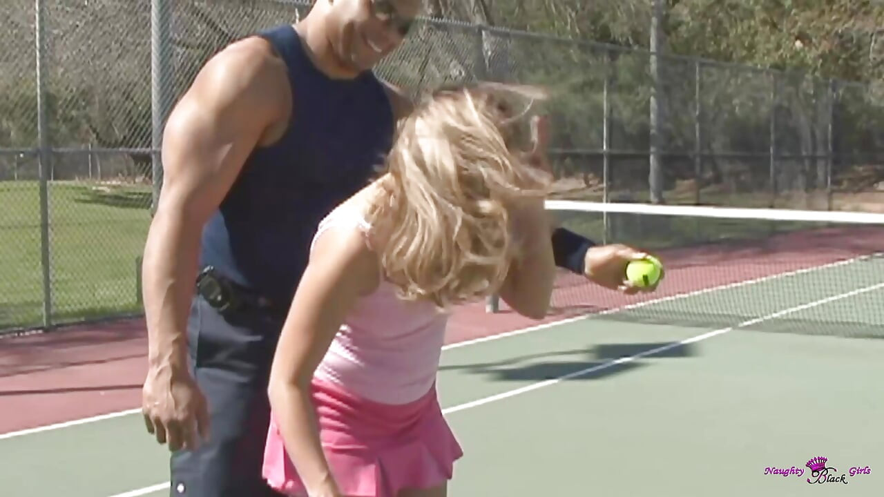 Esta linda loira peituda sabe como levar um bbc em sua buceta apertada.