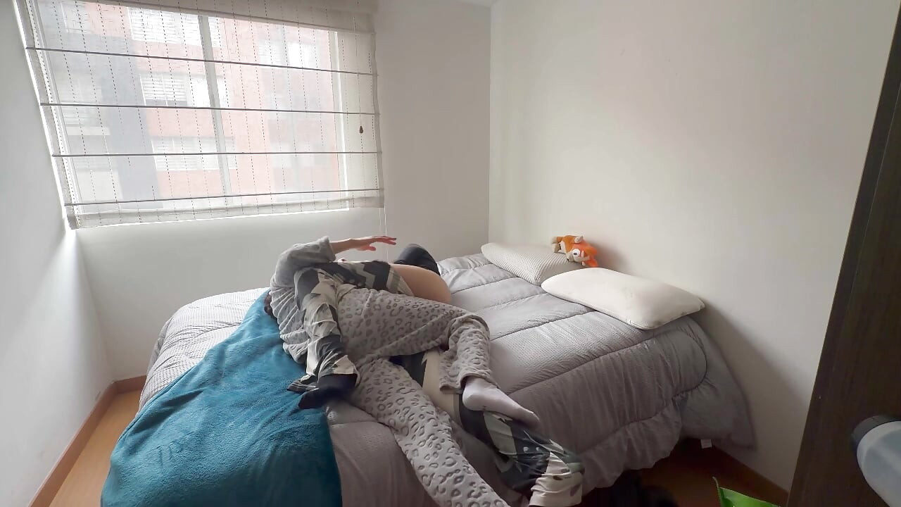 לסביות משתעשעות ומשחקות סקס הארדקור