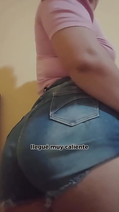 Soțul meu m-a întrebat cum eram îmbrăcată ca să ies, și i-am arătat curul meu într-un tanga, umed
