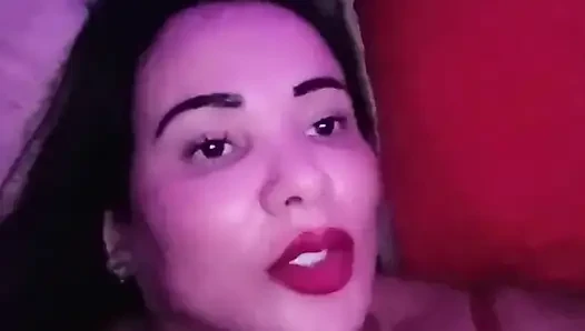 Yağlı vajina parmaklarını göstererek boşalmaya kadar