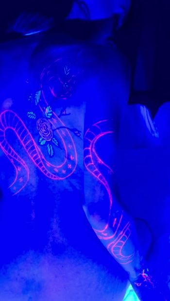 Mina tatueringar lyser under UV-ljus. För jag är jävla magi.