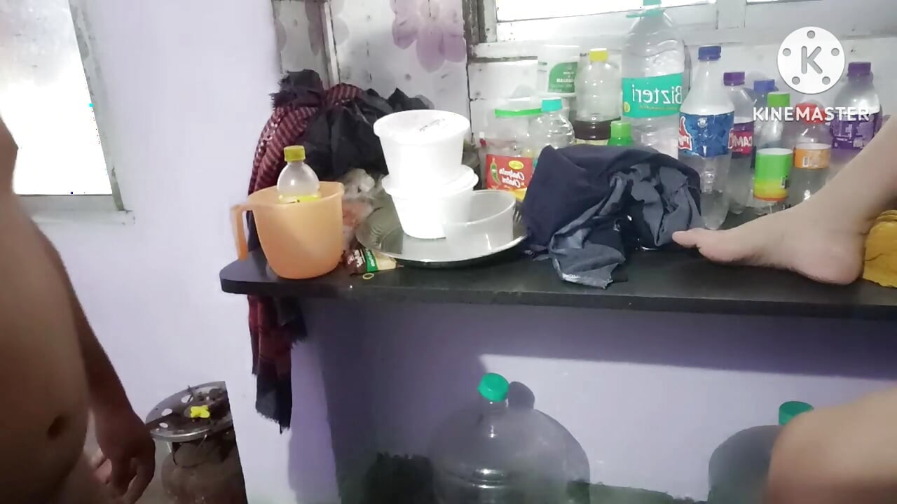 Madrastra trabaja en la habitación del hijastro duro