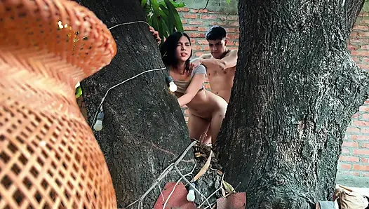 ICH HABE MEINE KOLUMBIANISCHE NACHBARIN ERWISCHT, WIE SIE DIE MANGOS VON MEINEM BAUM STIEHLT UND WIR HABEN AM ENDE AUF DEM GARTEN GEFICKT! - WELTRAUM-PRODUKTIONEN