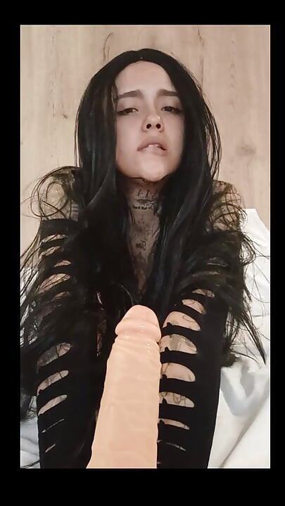 Gadis latin menyentuh memek basah