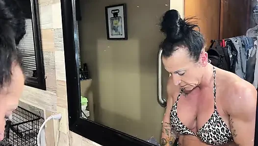 Cewek sange ini nyepong ganas sambil bersin- makeupkandy