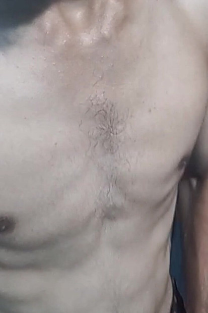 Pravi tamilski dečko na telefonu s kamerom