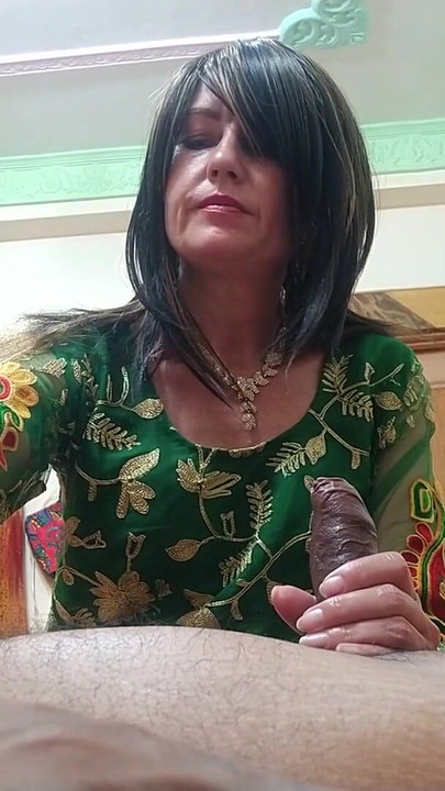 Emotivni trenutak iz "Bolly_Karma_081 _ Igra s kurcem, pušenje"