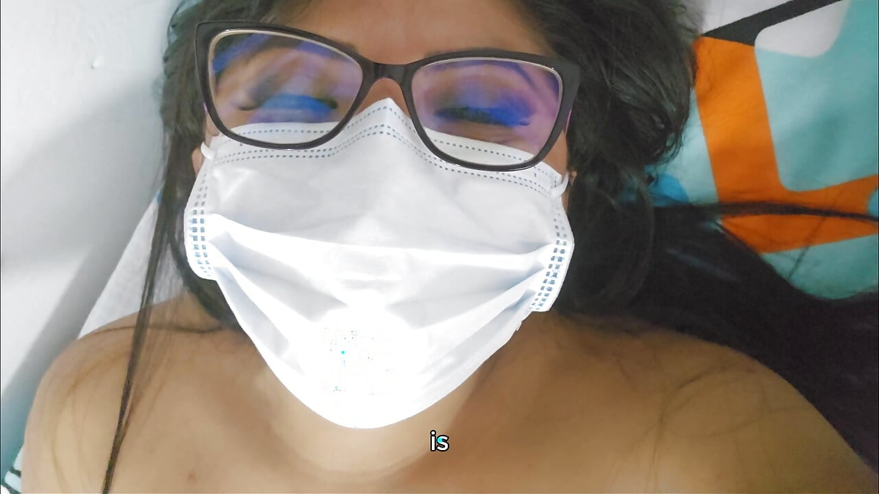 Sarita está muy caliente con un juguete en el coño.