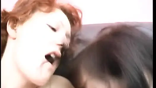 Pasangan lesbian seksi bersenang-senang bersama