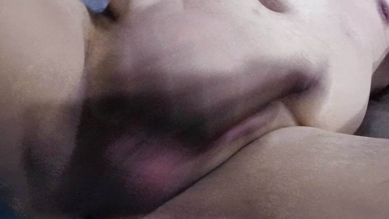 Moj vrući kurac puca iz mojih usta u spavaćoj sobi.