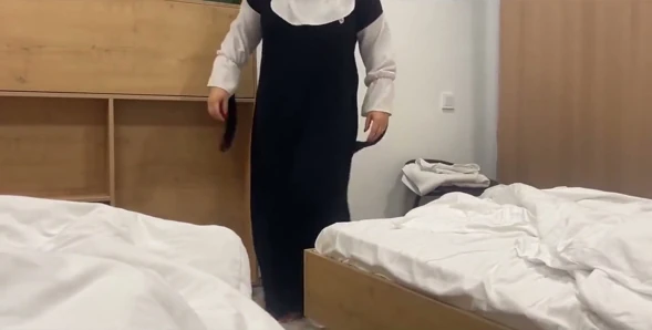 Arap hizmetçi sıkı amcığıyla otel müşterisini odada baştan çıkarıyor