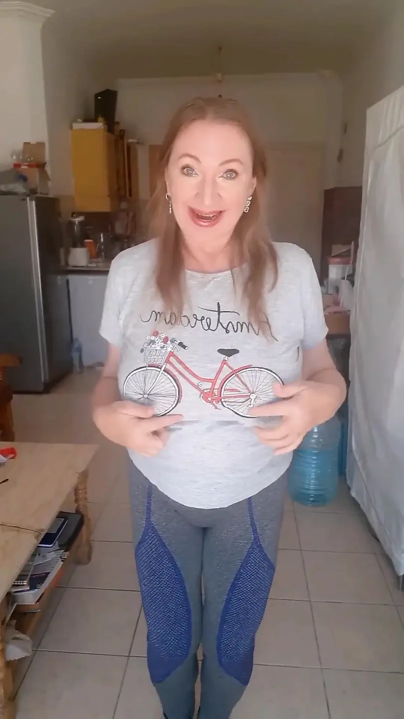 Thoát y với bộ ngực khổng lồ và móc lồn