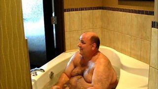 Harige kopvoorn in een badkuip