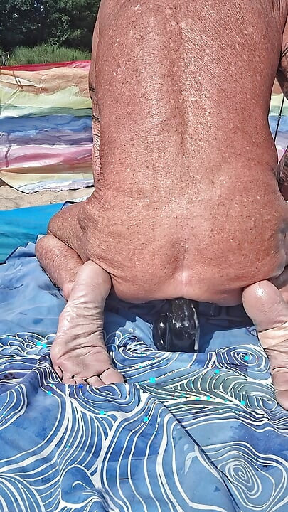 Tidig morgon på stranden som töjer ut mitt rövhål med min enorma svarta dildo